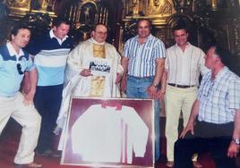 El párroco posa junto a la directiva del San Marcial durante el aniversario del club .