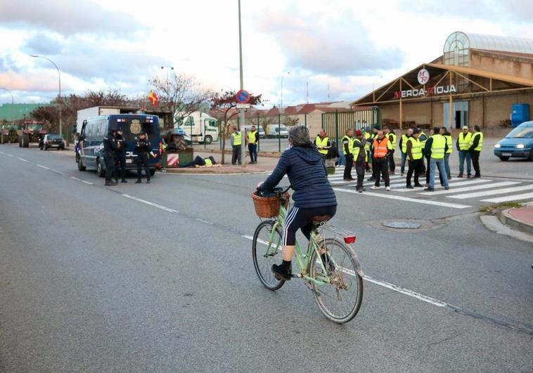 Protestas de agricultores en la puerta de Merca Rioja, a las 7 de la madrugada.