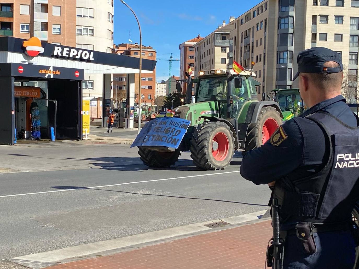 Un tractor, este lunes en el barrio de Cascajos.