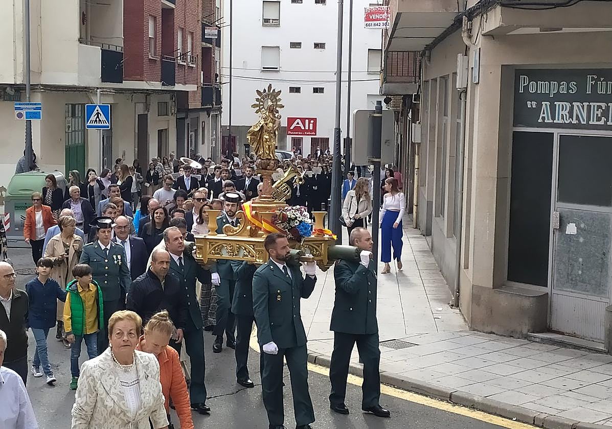 Imagen de archivo de la procesión del Día del Pilar por las calles del casco antiguo de Arnedo, patrona de la Guardia Civil.