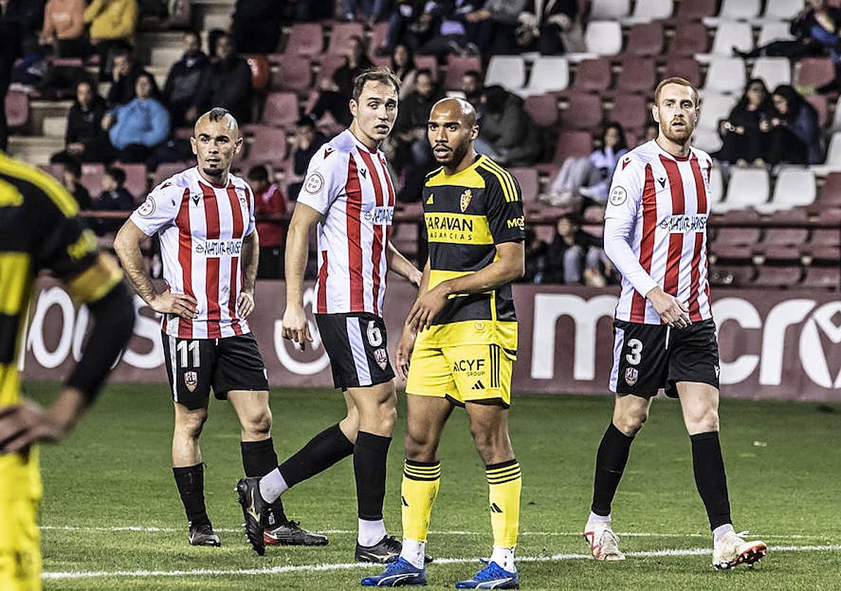Julen Monreal (d) se suma un acción a balón parado favorable a la UD Logroñés, el pasado domingo