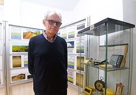 Pascual Arenzana, junto a una vitrina con aparatos de medición, en la exposición sobre el clima en Calahorra.