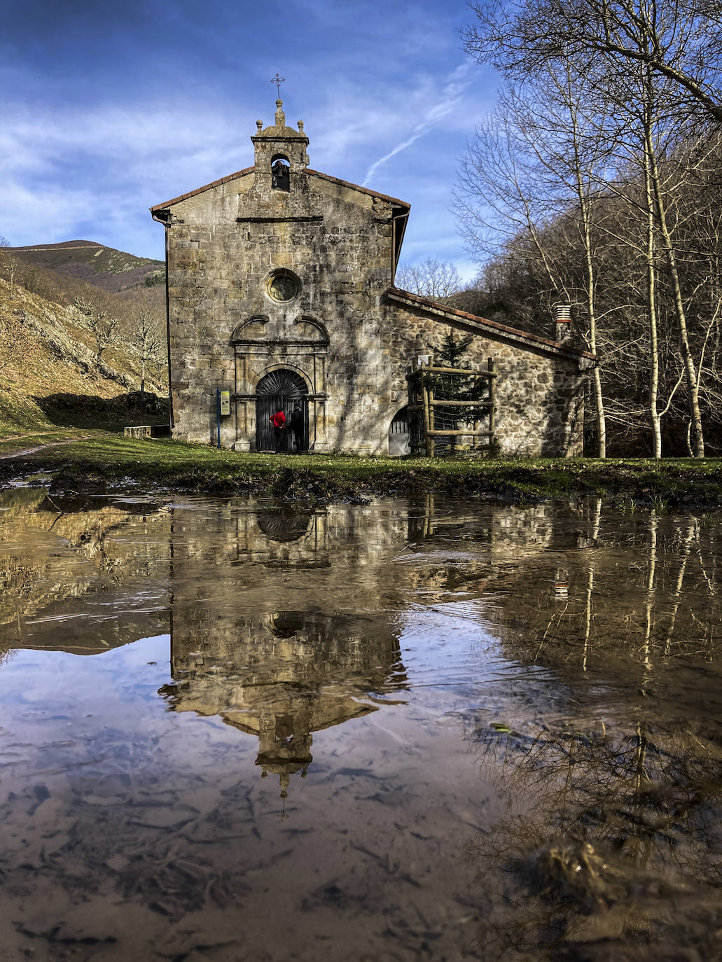 La ermita de la Virgen de la Soledad da nombre a la zona y casi delimita la frontera entre Burgos y La Rioja.