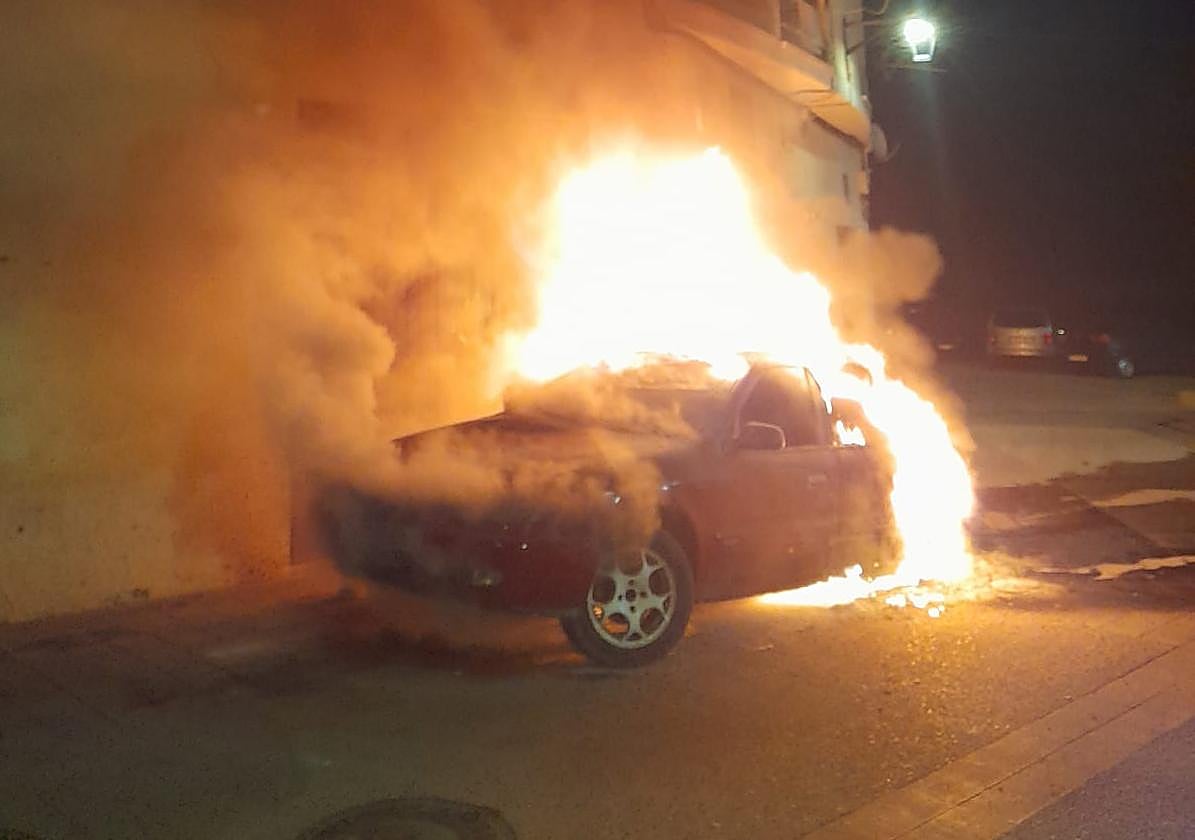 Arde un coche en el Casco Antiguo de Calahorra