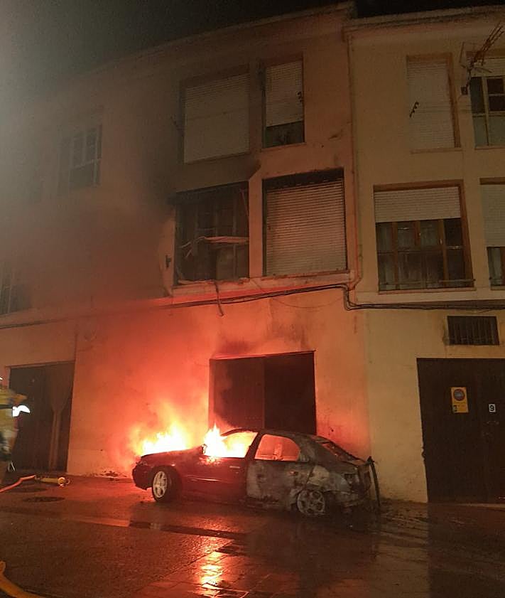 Imagen secundaria 2 - Arde un coche en el Casco Antiguo de Calahorra
