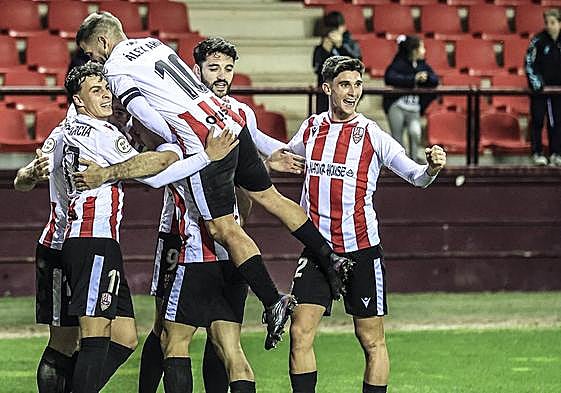 Antonio Marchena (d) celebra el primer gol blanquirrojo frente al Aragón.