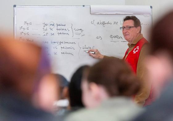 Uno de los voluntarios de Cruz Roja da una clase de Lenguaje.