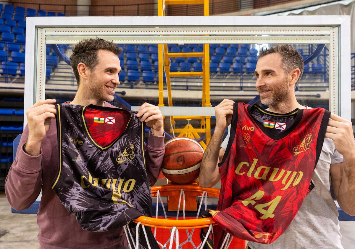 Álex y Txemi Urtasun posan ayer sonrientes tras el entrenamiento en el Palacio.