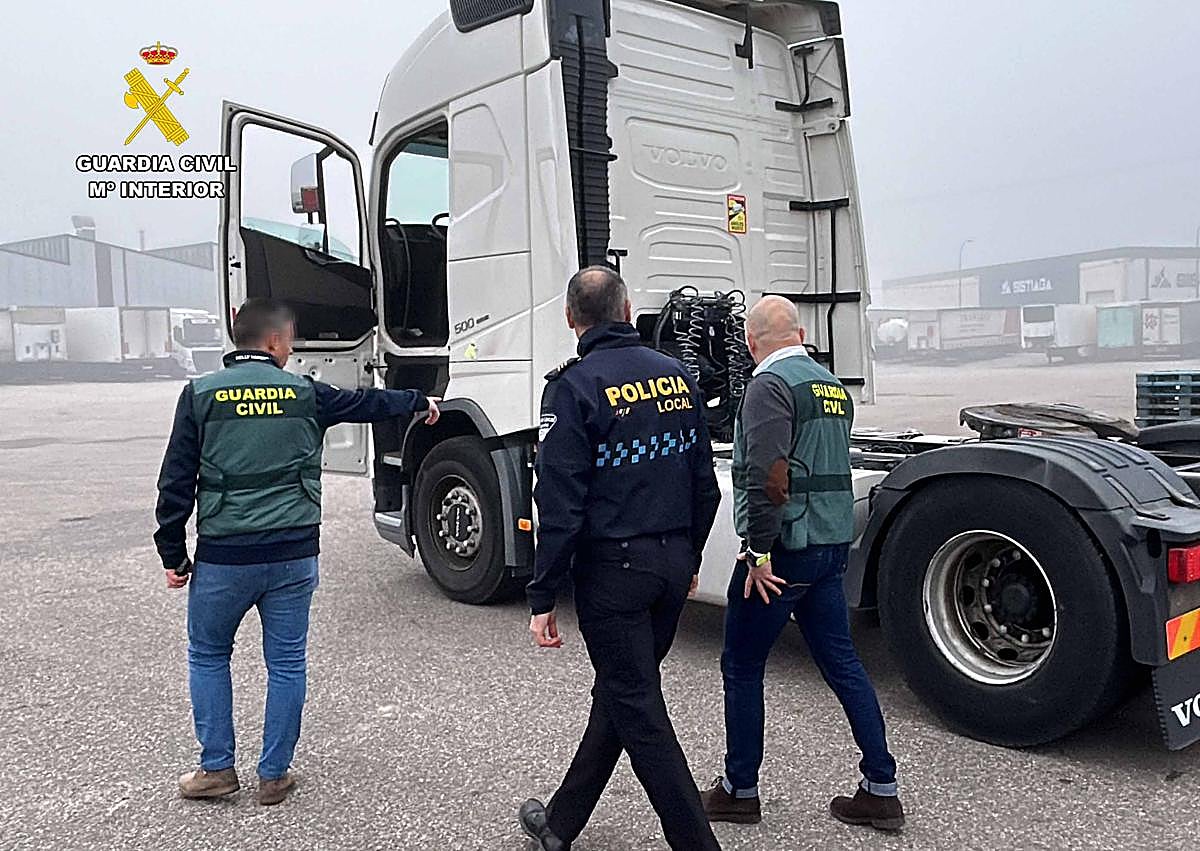 Imagen secundaria 1 - Hace pasar un camión nuevo por otro siniestrado y reparado en Logroño