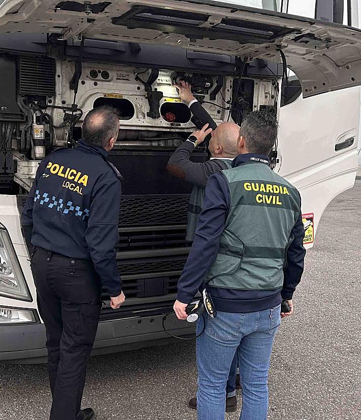 Imagen secundaria 2 - Hace pasar un camión nuevo por otro siniestrado y reparado en Logroño