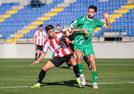 Miceli pelea por un balón en el partido con el Cornellà.