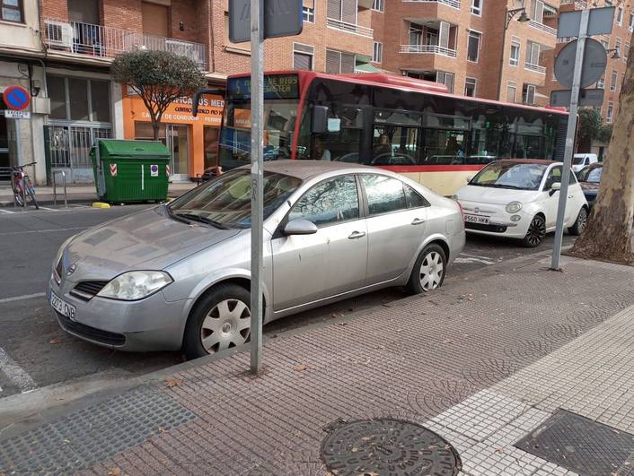 Espacio donde se habilitarán cinco plazas para motos en Pío XII reubicando el actual estacionamiento para personas con movilidad reducida.