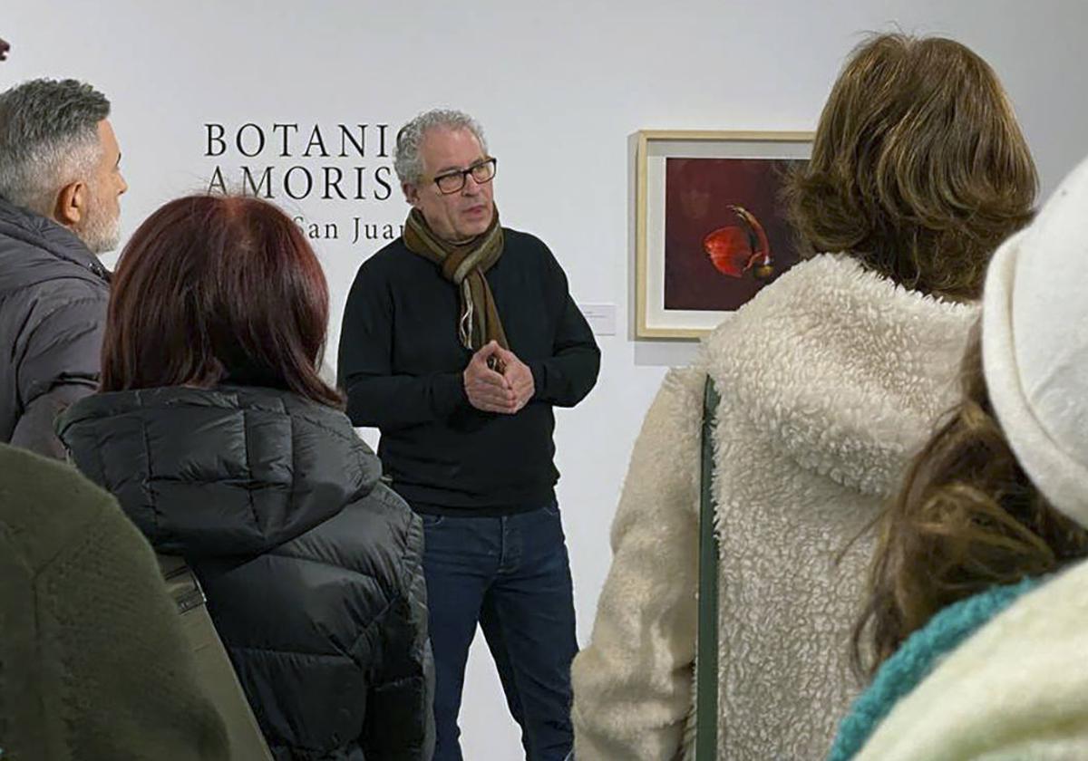 Pablo San Juan durante una visita guiada por su exposición 'Botanica amoris'.