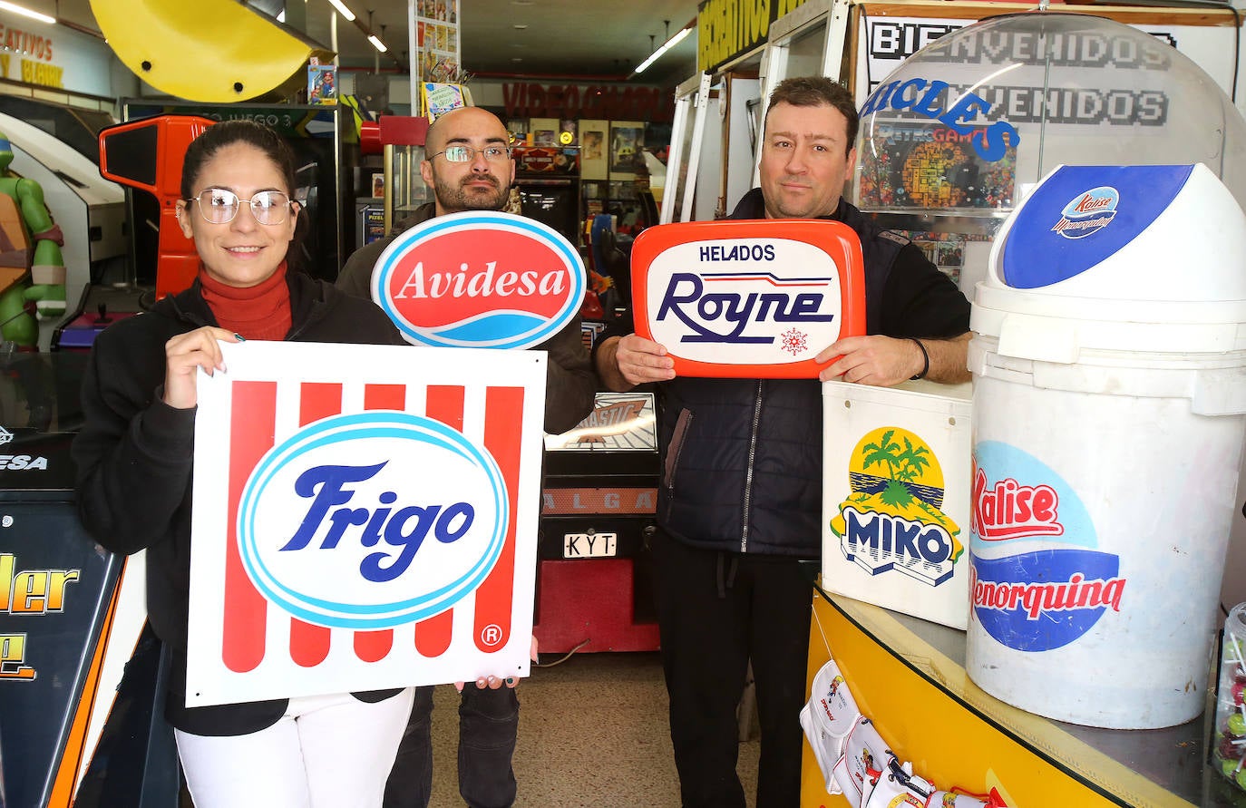 Papeleras y demás señalética con las marcas de helados que marcaron la infancia de muchos.