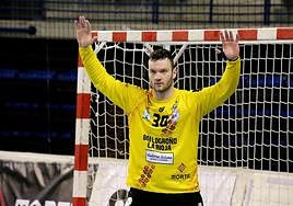 Kristof Paklasics, atento a un ataque del equipo rival.