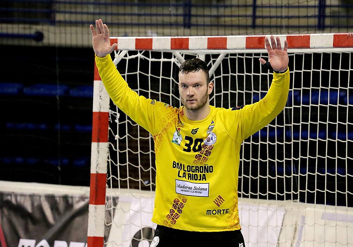 Kristof Paklasics, atento a un ataque del equipo rival.