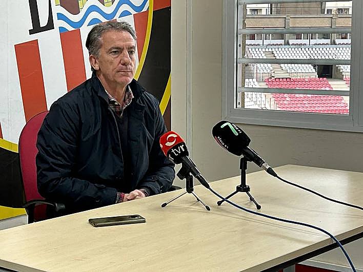 Aitor Larrazabal atiende a los medios de comunicación.