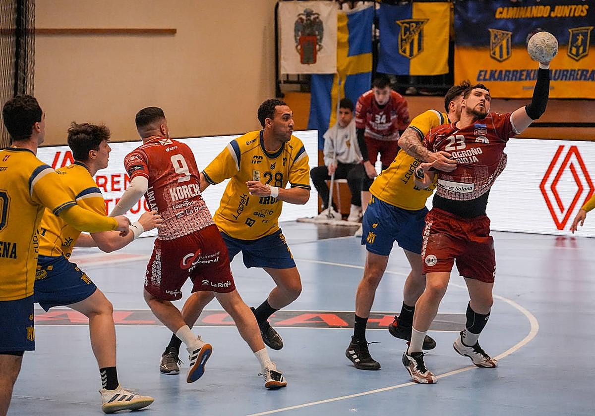 Roly Uríos intenta superar a la defensa del Bidasoa.