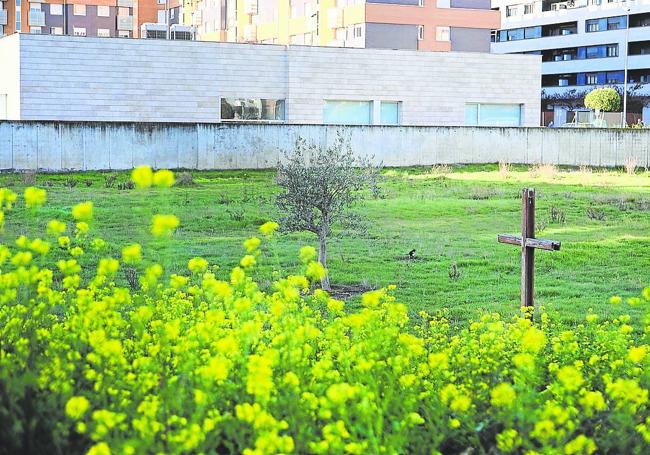 Parcela sobre la que se prevé levantar una iglesia ortodoxa y la señalización de su primera piedra.