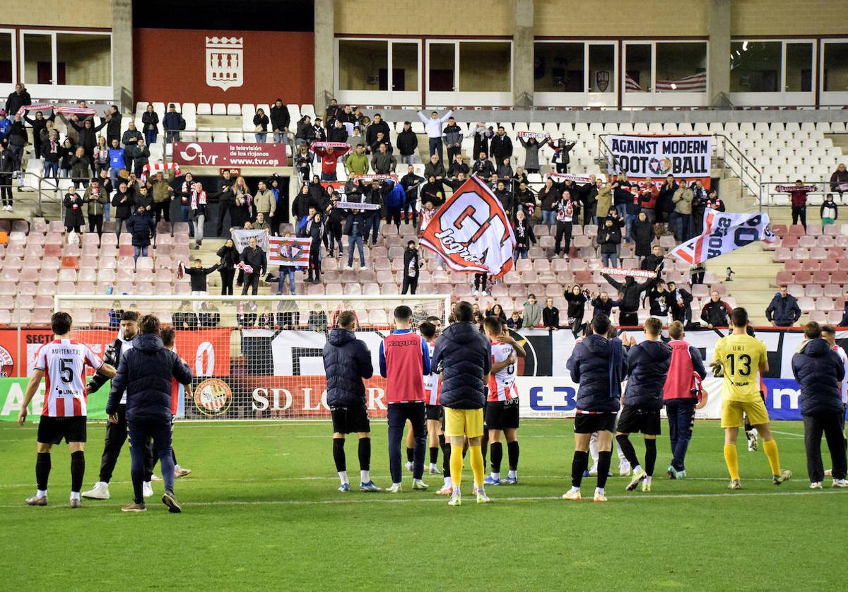 Los jugadores de la SDL celebran la victoria con su público.