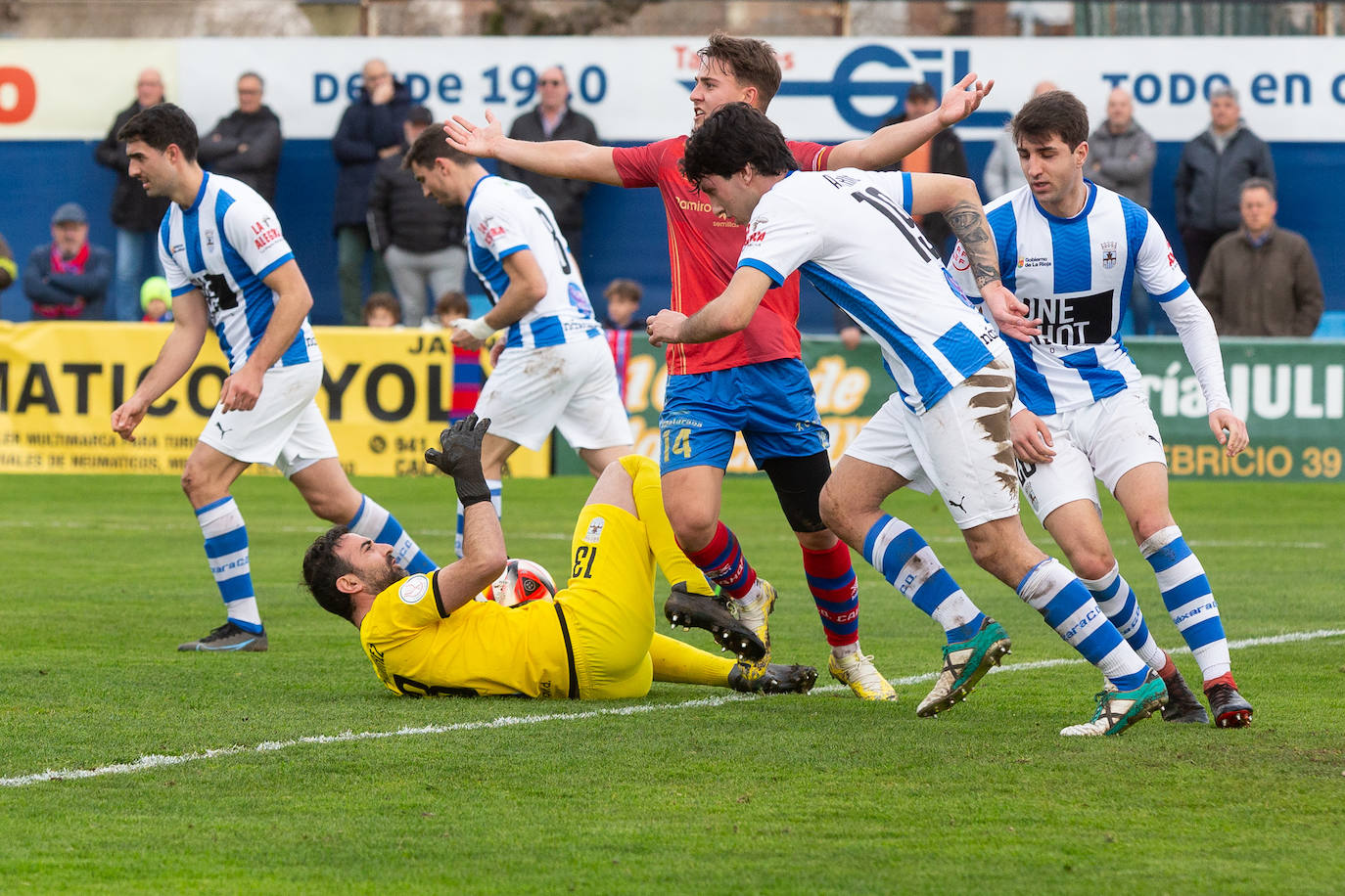 El derbi entre el Calahorra y el Náxara, en imágenes