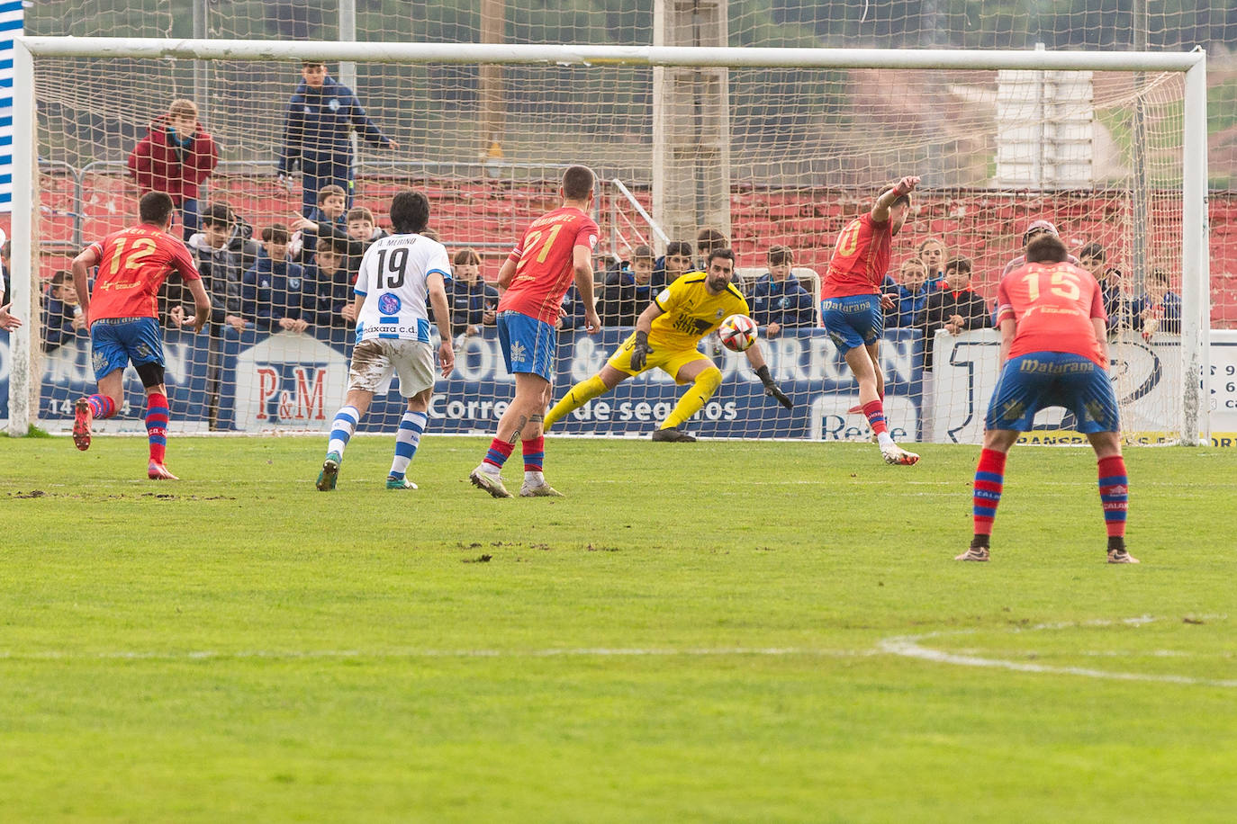 El derbi entre el Calahorra y el Náxara, en imágenes