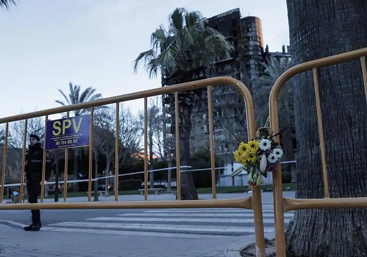 Flores en recuerdo de los fallecidos en el incendio.