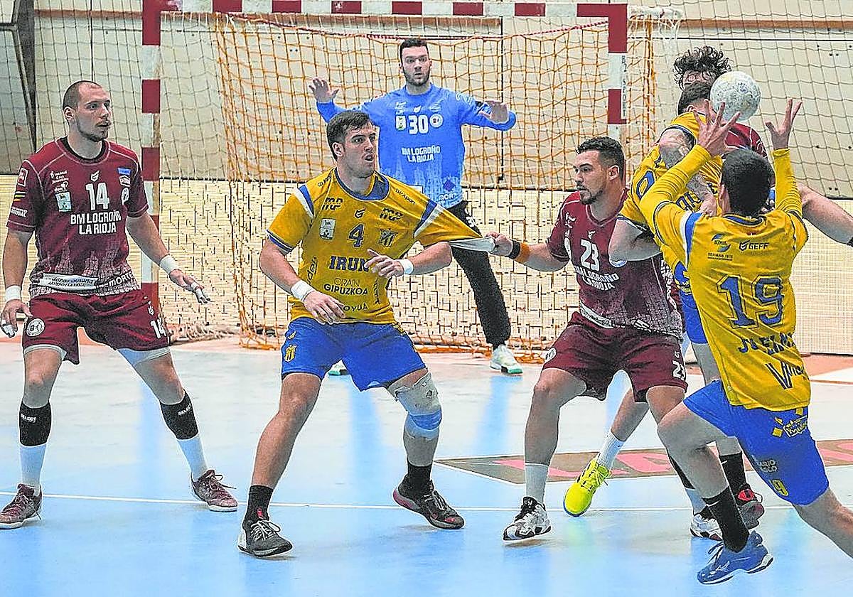 Roly Uríos, Martí Soler (tapado) y Eugen Zaja intentan defender el ataque comandado por Julen Mujica.