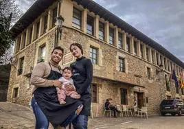 Jorge Villanueva y Valentina Torres, con su hija Layla, frente a 'La Villa' de Canales.