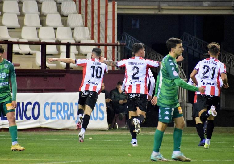 Los jugadores blanquirrojos festejan el gol de Ferni.