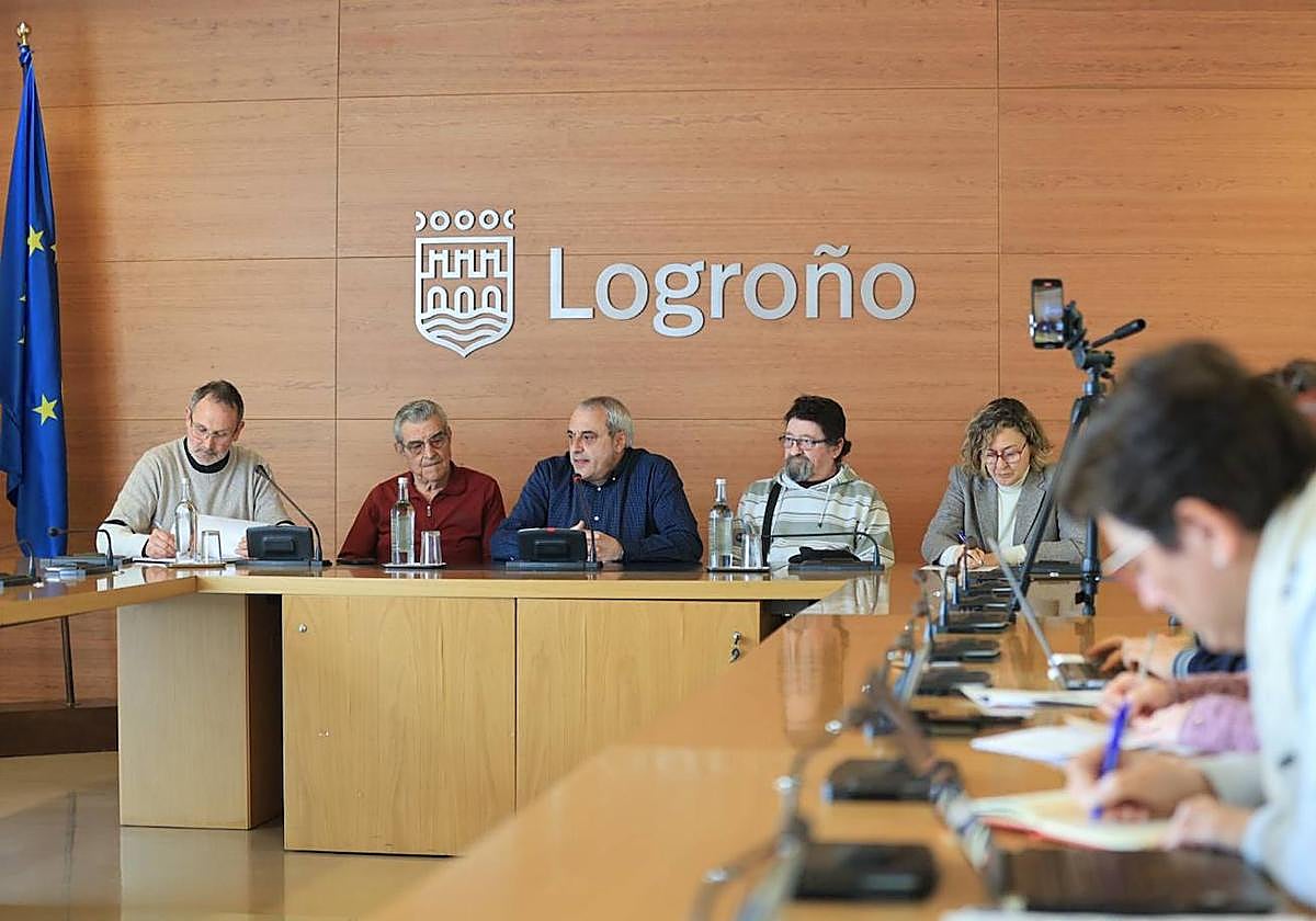 Los representantes de la PAH, este lunes en el Ayuntamiento.