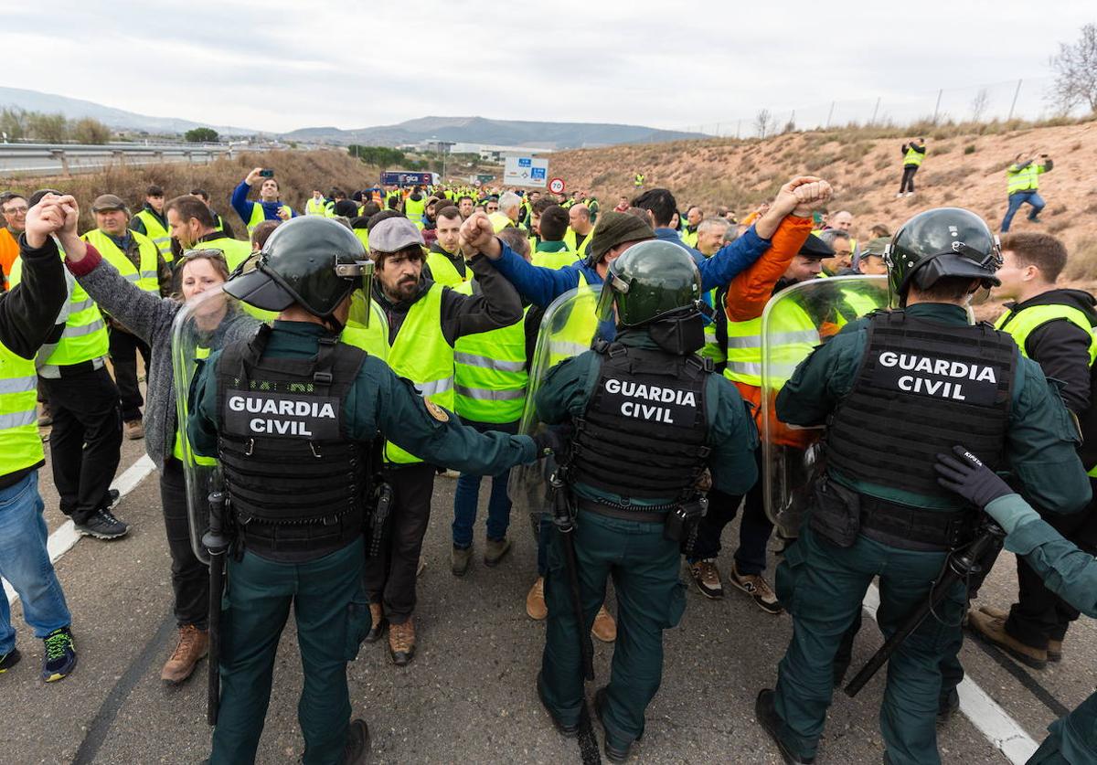 El intento de cortar la A-12 en el polígono de Lentiscares ha sido uno de los momentos más tensos en las movilizaciones de los 'chalecos amarillos'.