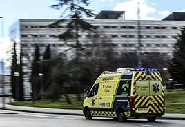Una ambulancia se dirige al San Pedro.