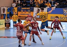 La defensa franjivina no reacciona al lanzamiento de Iribar.