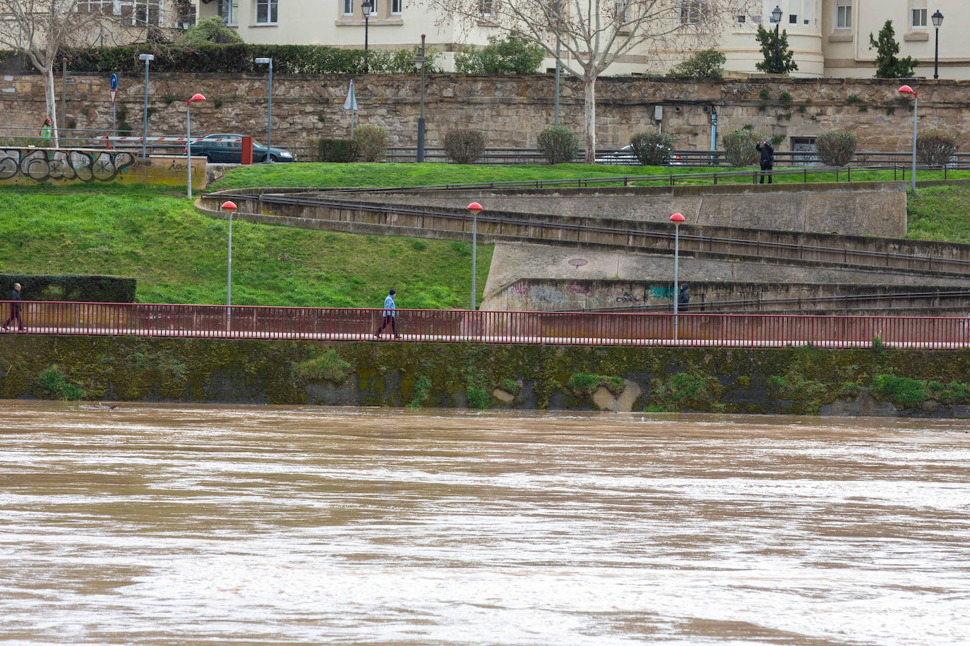 La crecida del Ebro en Logroño, en imágenes