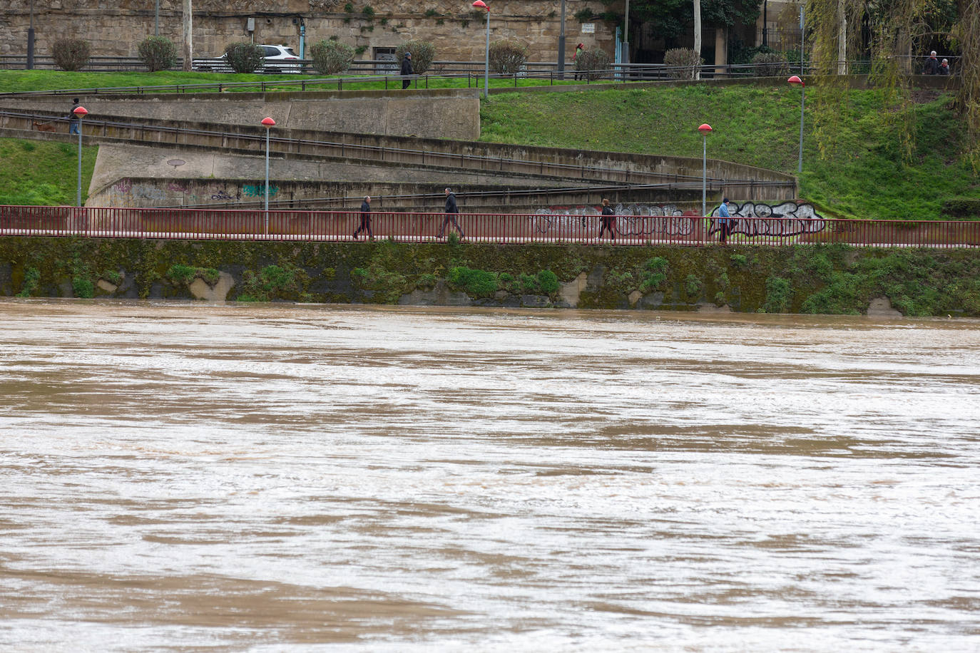 La crecida del Ebro en Logroño, en imágenes