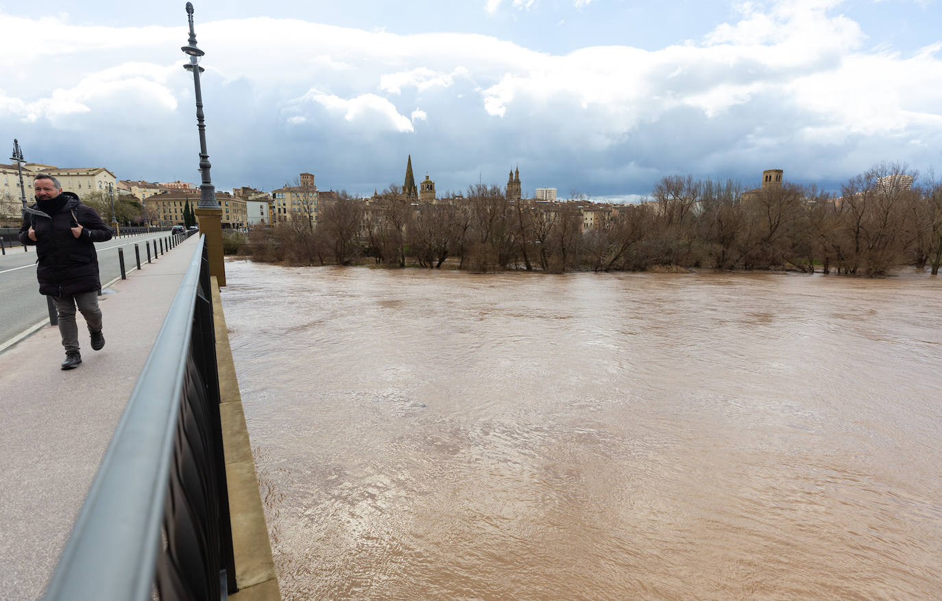 La crecida del Ebro en Logroño, en imágenes