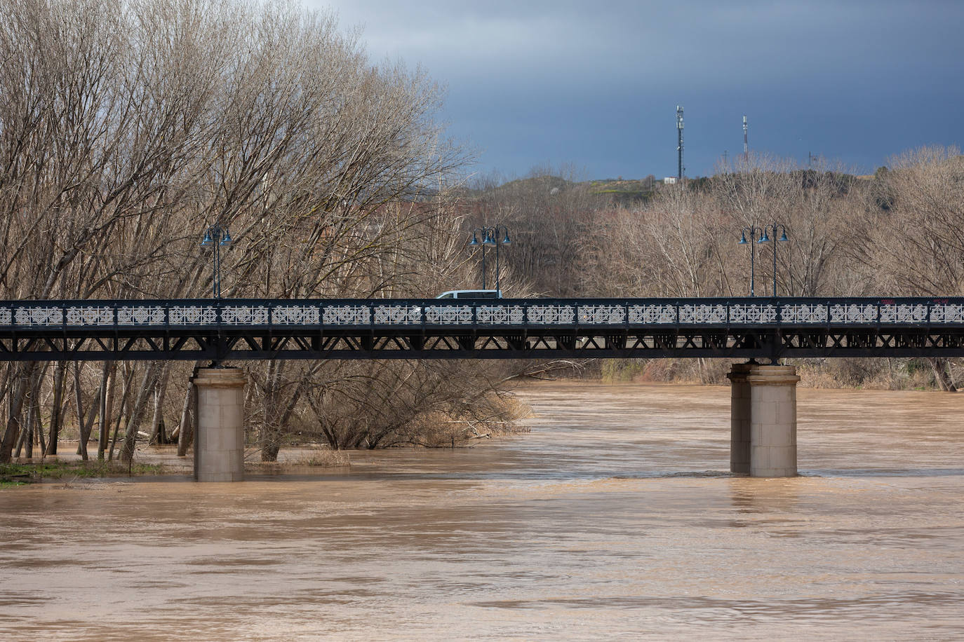 La crecida del Ebro en Logroño, en imágenes