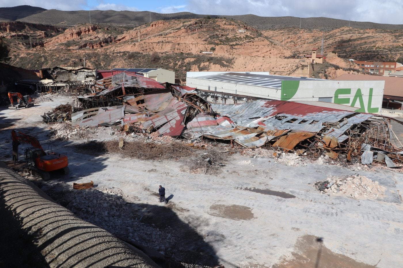 Los trabajos para el derribocontrolado de la naveincendiada avanzan en elpolígono El Raposal.