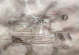 Imagen de un paquete de muslos de pollo ultracongelado procedente de Gran Bretaña que se servía en los comedores escolares