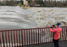 Una persona fotografía el caudal del Ebro a su paso por Logroño este miércoles