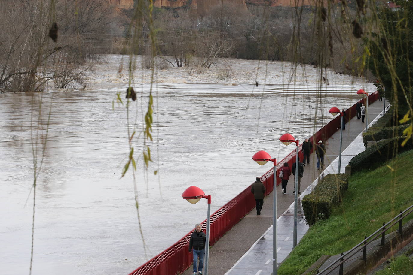 El Ebro alcanza a los 4,09 metros en Logroño