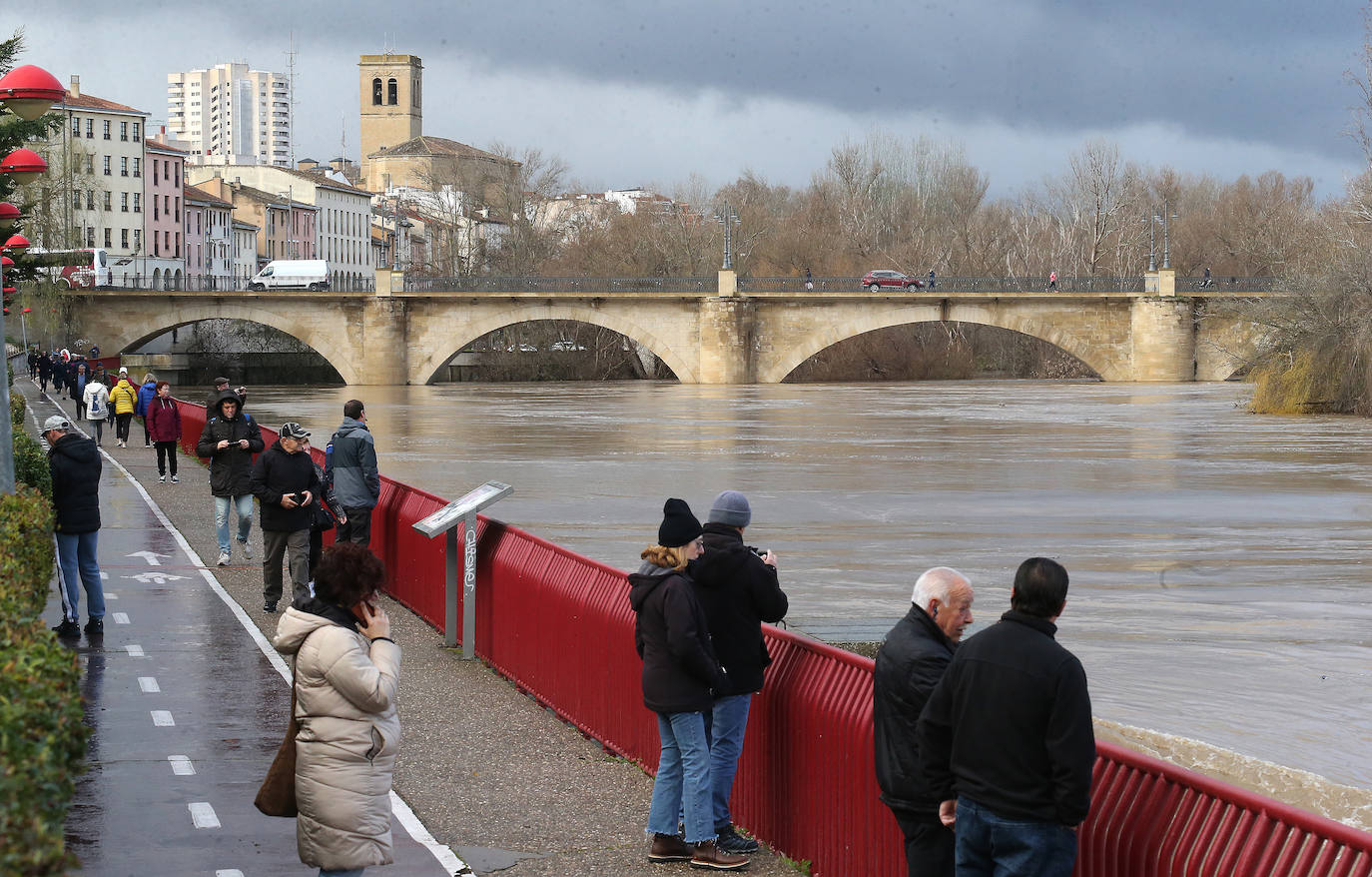 El Ebro alcanza a los 4,09 metros en Logroño