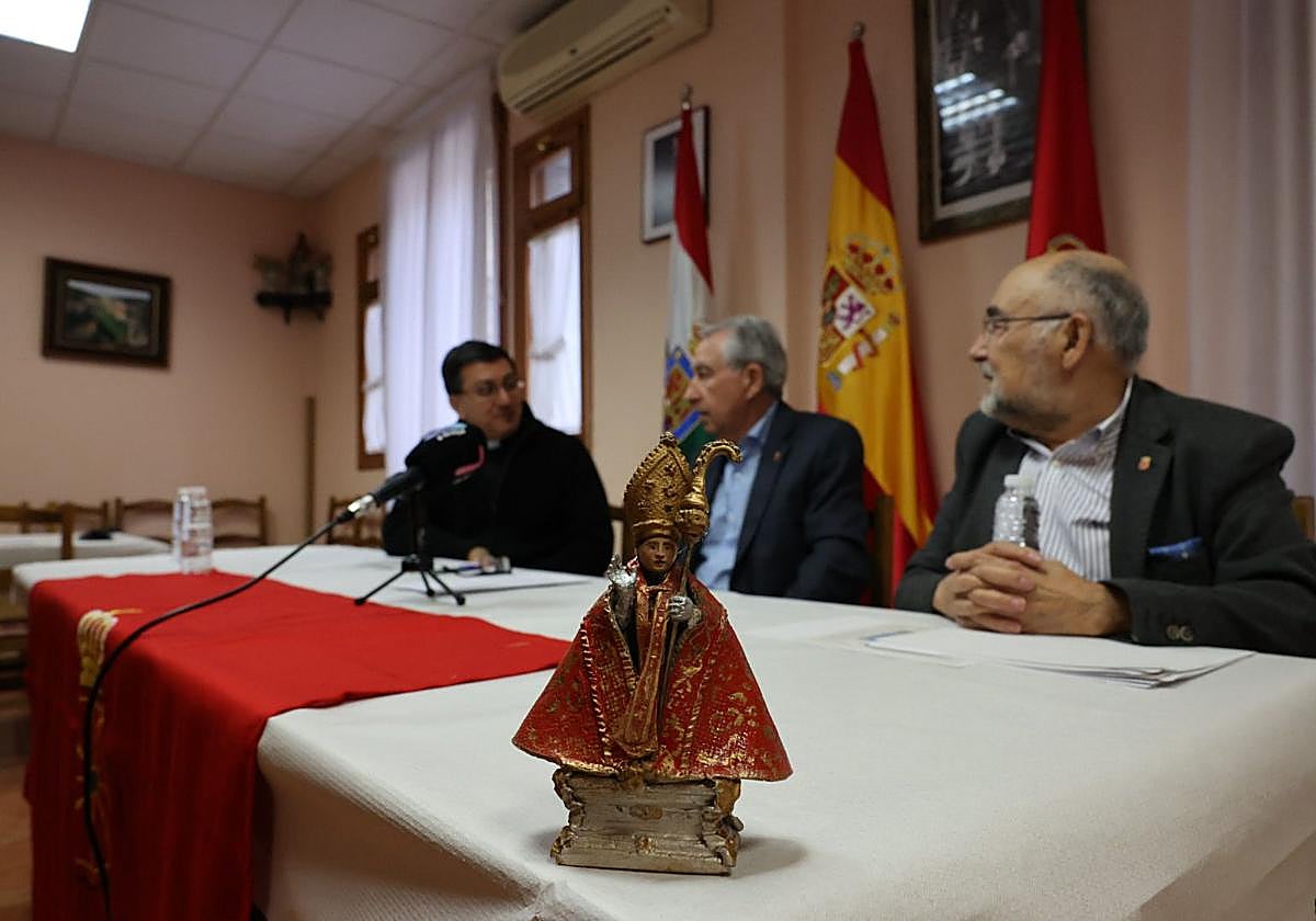 Víctor Manuel Jiménez, Antonio González Suberviola y Taquio Uzqueda con una maqueta de la imagen