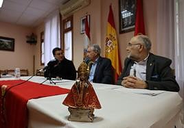 Víctor Manuel Jiménez, Antonio González Suberviola y Taquio Uzqueda con una maqueta de la imagen