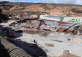Los trabajos para el derribocontrolado de la naveincendiada avanzan en elpolígono El Raposal.
