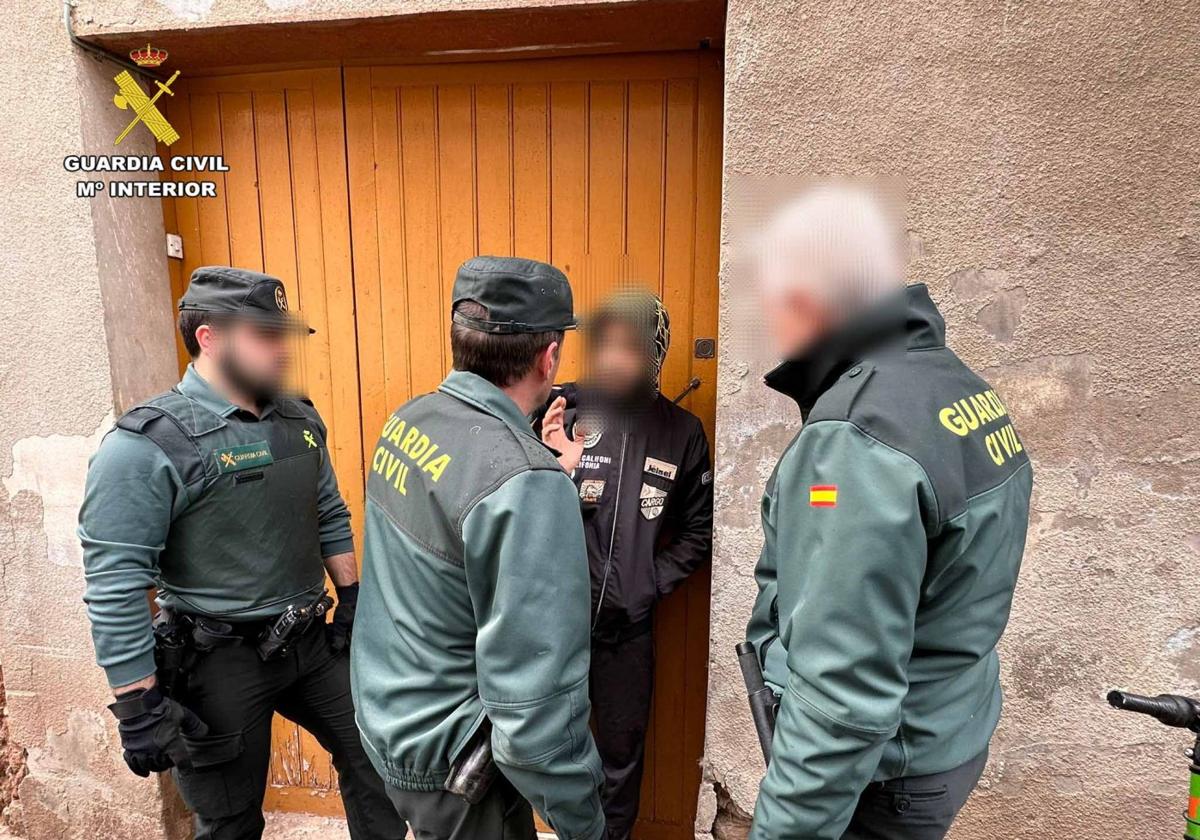 Uno de los sospechosos conversa con tres agentes de la Guardia Civil, el pasado lunes, durante las detenciones en Nájera.