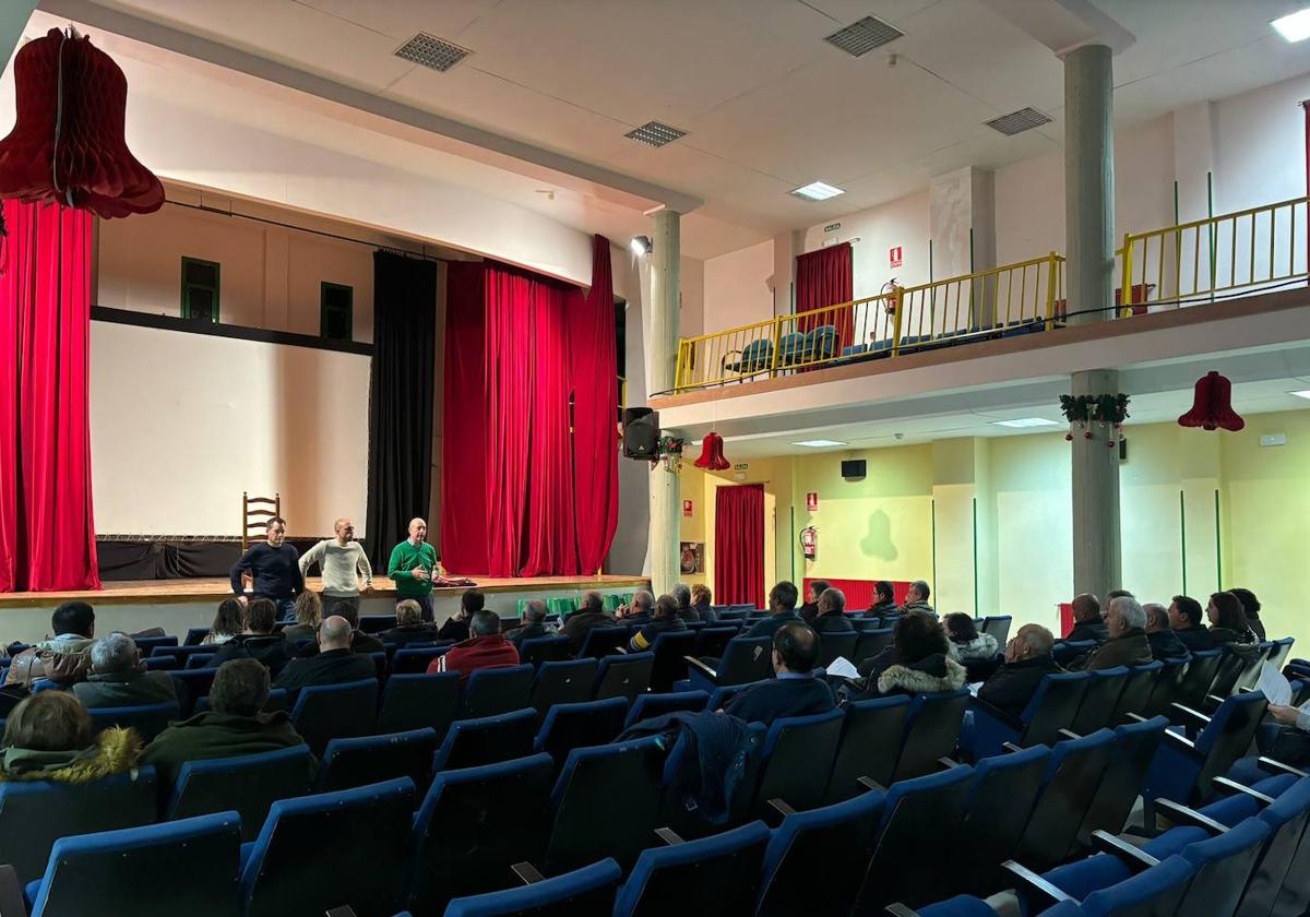 La reunión con los viticultores tuvo lugar en el salón de actos del Ayuntamiento de Cervera.