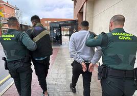 Dos de los detenidos, en dependencias de la Guardia Civil.