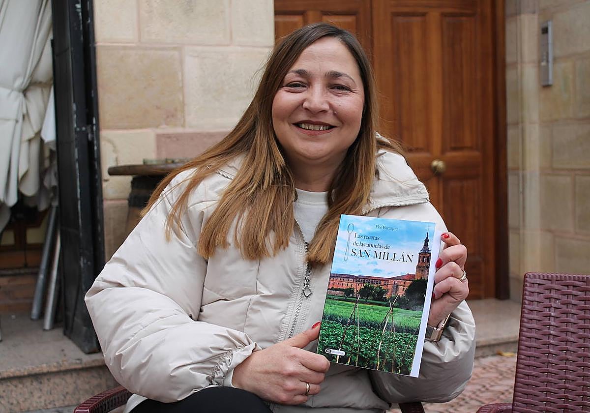 Flor Burungiu, la autora, posa con el libro de recetas tradicionales.